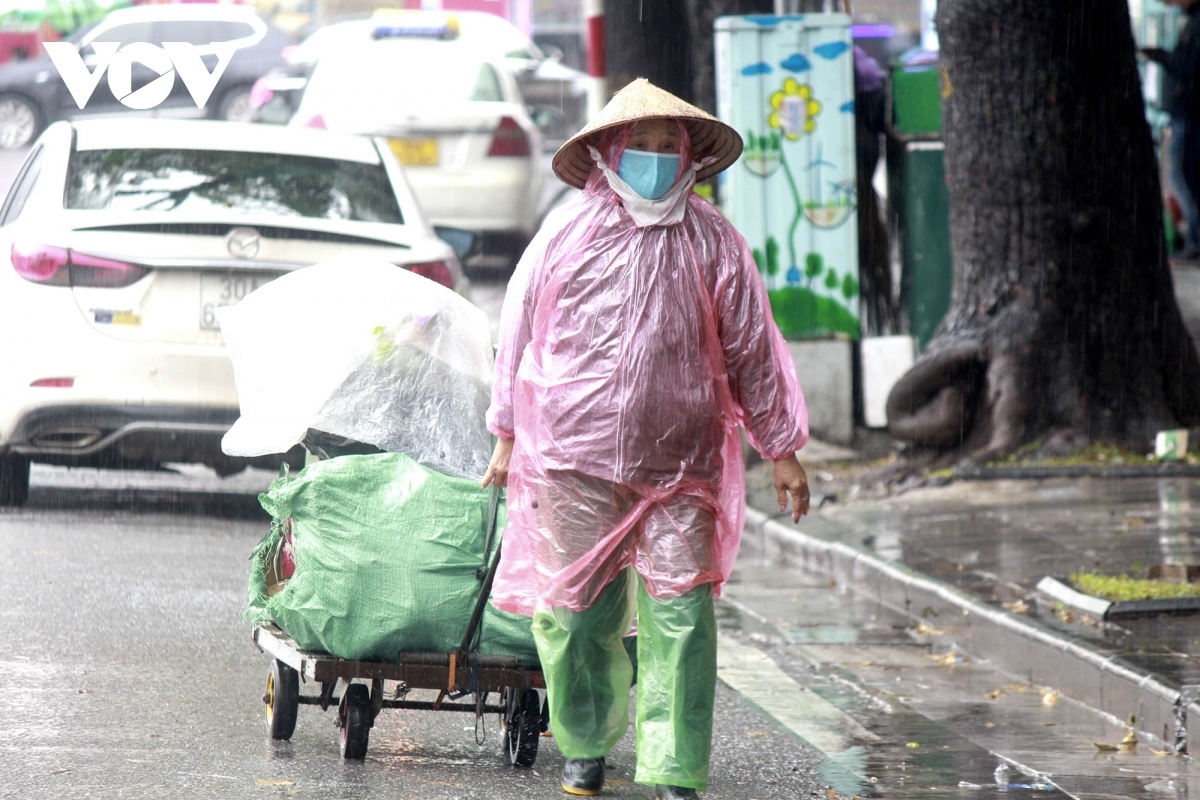 Outdoor workers in Hanoi make a living amid chilly conditions